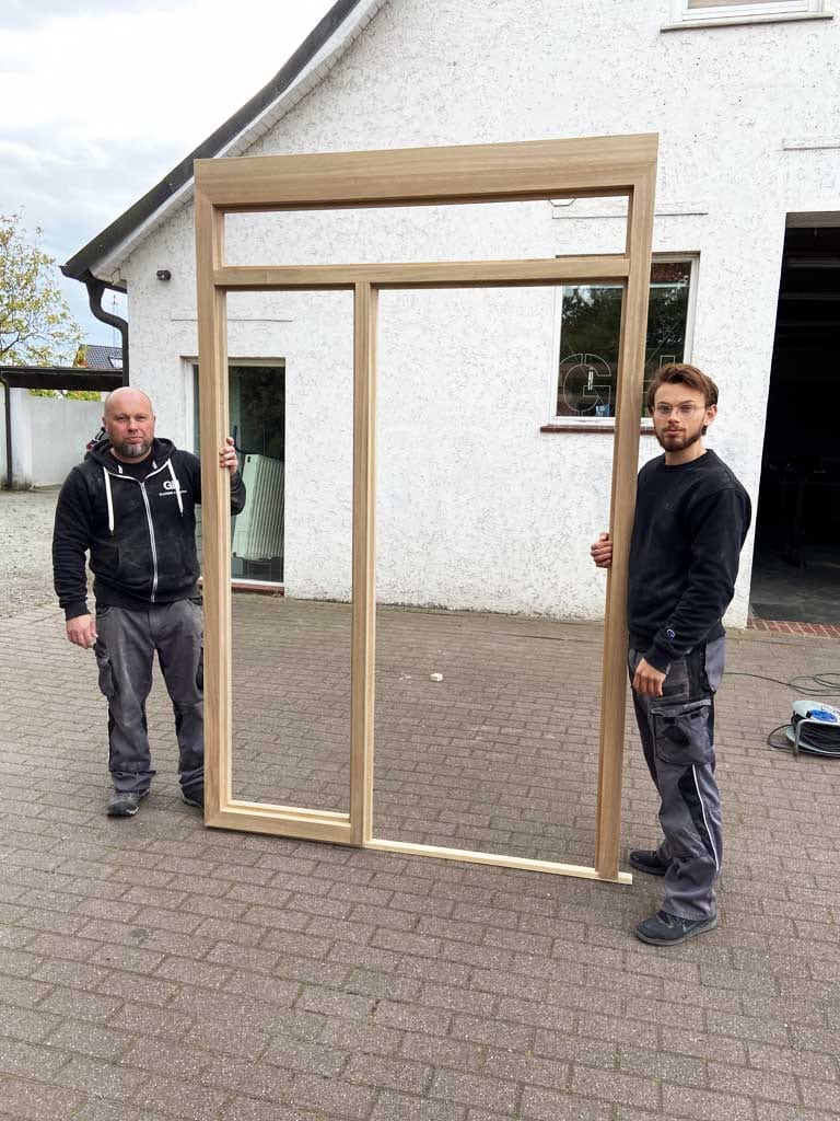 Alexander Honstein und sein Sohn vor der Werkstatt in Sudweyhe