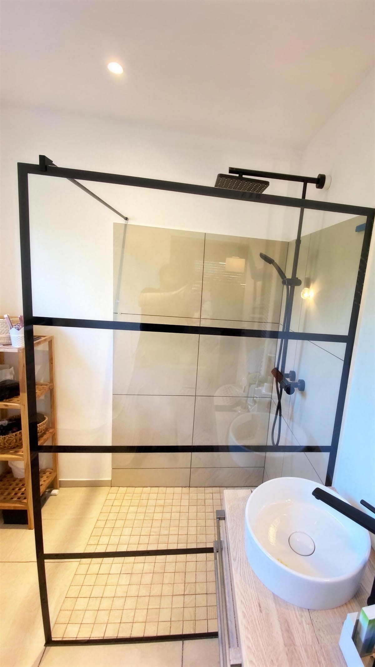 Walk-in-Dusche mit schwarzer Sprossenteilung im Industriestil